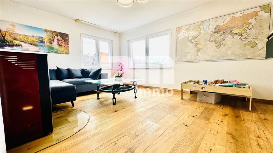 Kernsaniertes Einfamilienhaus mit Doppelgarage, großem Garten und Home-Office-Oase - EG Wohnzimmer / Kamin